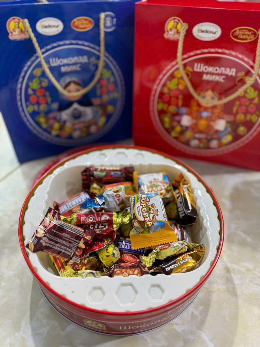 KẸO BÚP BÊ MIX VỊ 500G - HỘP THIẾC TRÒN màu xanh