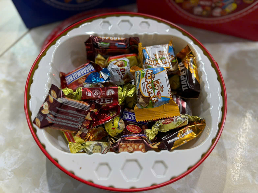 KẸO BÚP BÊ MIX VỊ 500G - HỘP THIẾC TRÒN màu đỏ