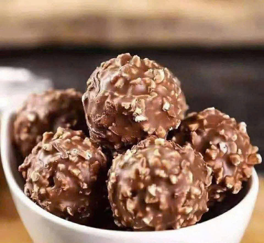 Kẹo Socola Rocher 16 viên nhân hạt dẻ- Đức